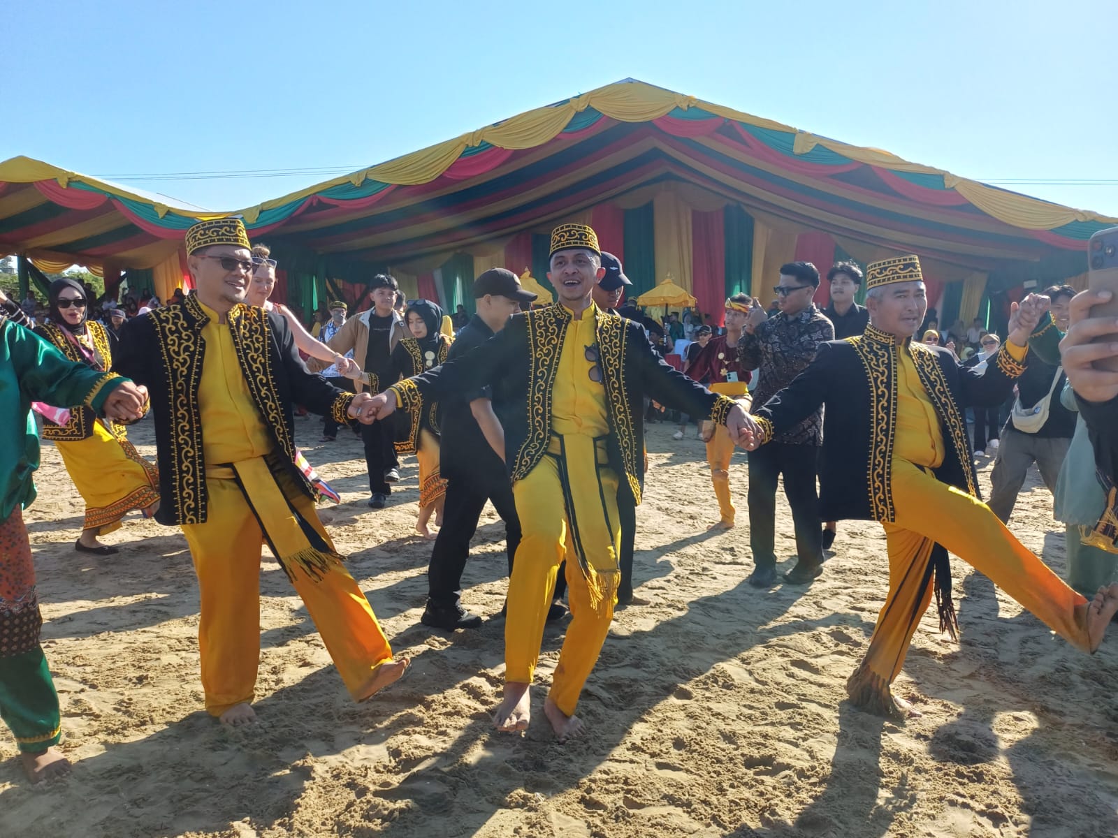 Prosesi Pelarungan dan Penurunan Padaw Tujuh Dulung dalam rangkaian Festival Budaya Iraw Tengkayu XV Tahun 2026 